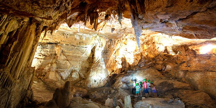 Pessoas em visita à Gruta de São Miguel. 