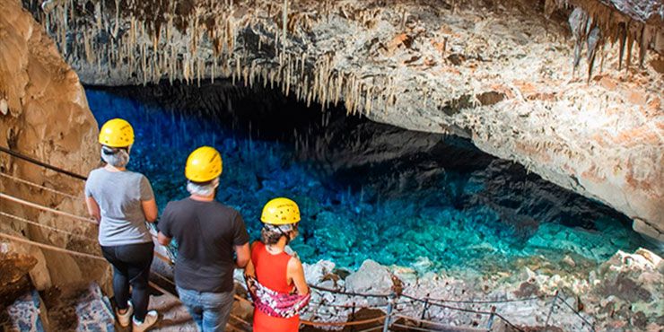 Pessoas na Gruta do Lago Azul.