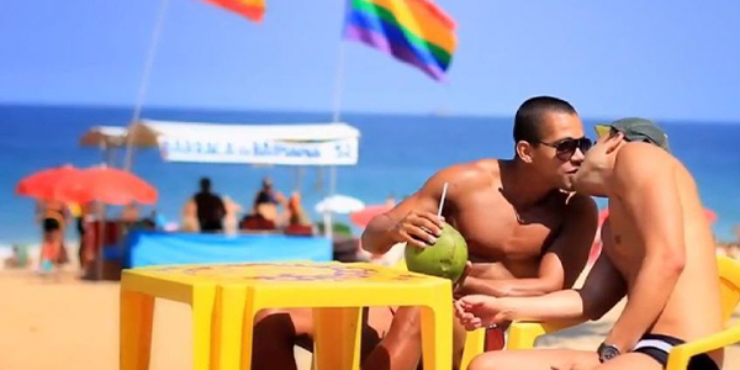 Casal gay, dois homens, em praia do Rio de Janeiro.