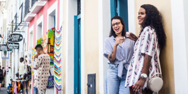 Casal gay, duas mulheres, apreciando a vista do Pelourinho em Salvador. 