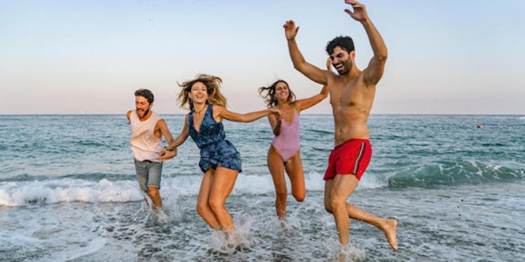 Grupo de amigos LGBT+ se divertindo em uma praia em Florianópolis