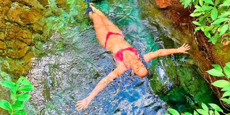 Pessoa em piscina natural na Cachoeira Ceita Corê em Bonito-MS 